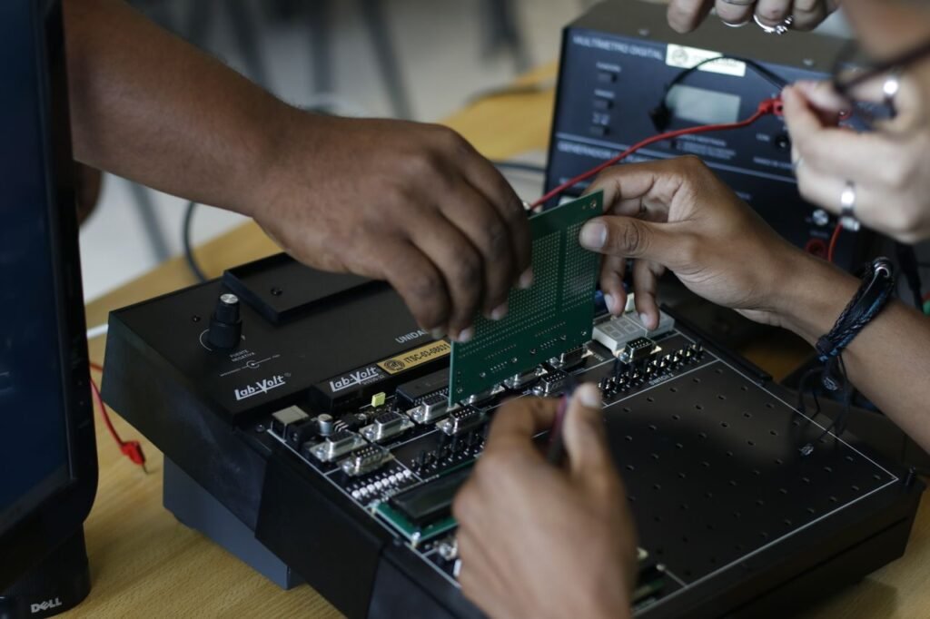Pelajar Diploma Mekatronik KKK menjalani latihan automasi industri di bengkel mekatronik.